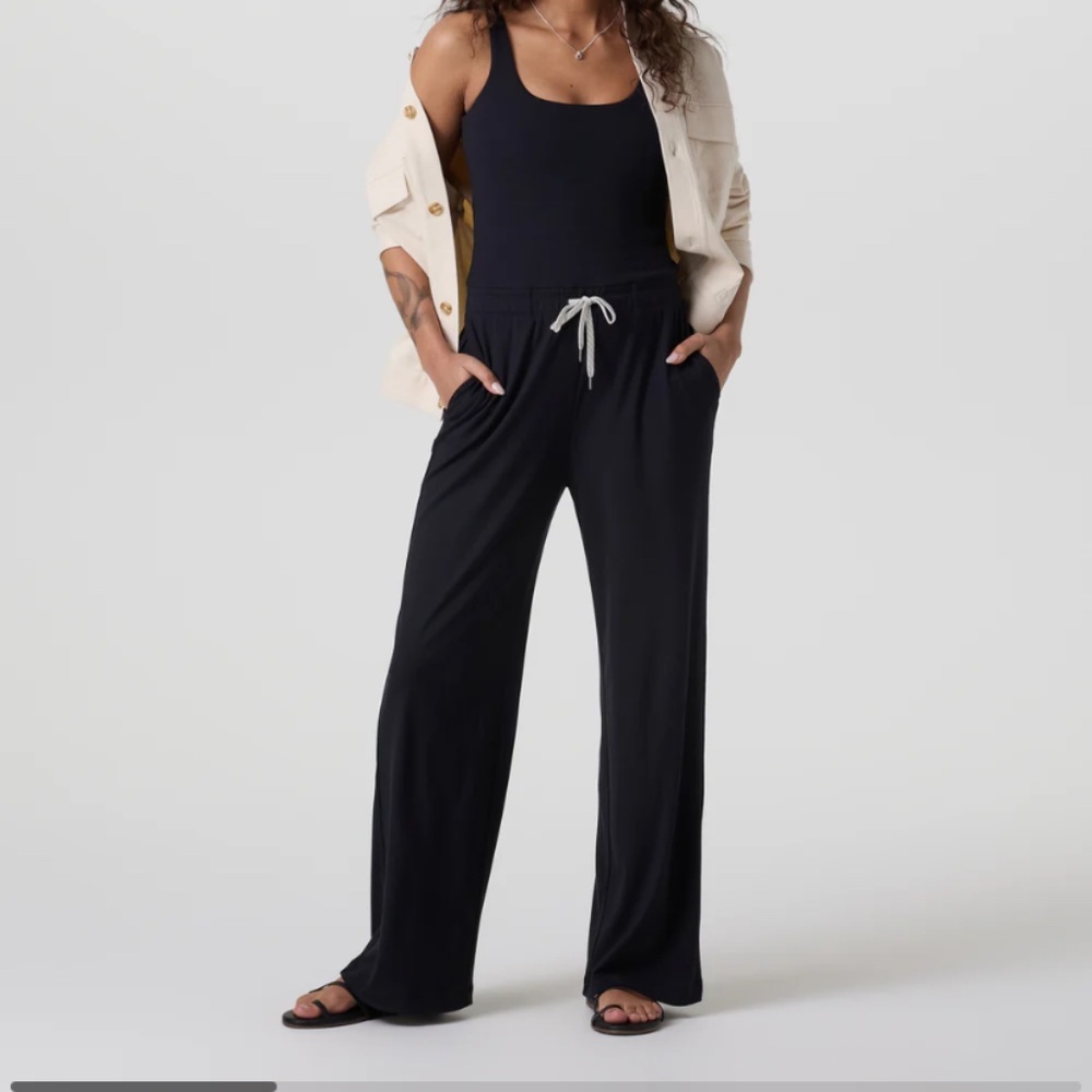Vuori pose scoop neck jumpsuit small black